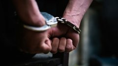 男子在淡滨尼停车场发狂挥